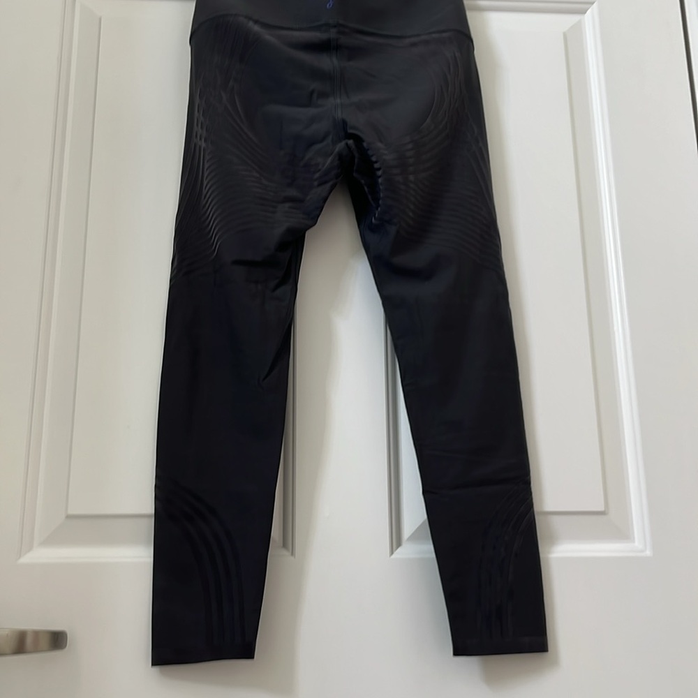 Gray High-Waisted Performance Leggings - Picture 4 of 7